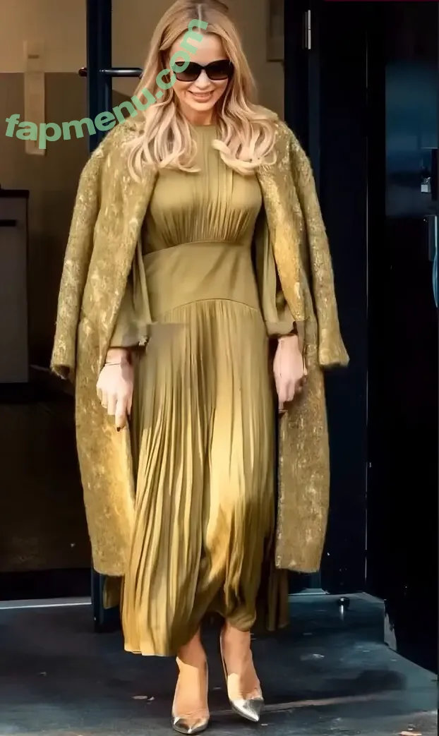 Amanda Holden nude photo #3604 (noholdenback)