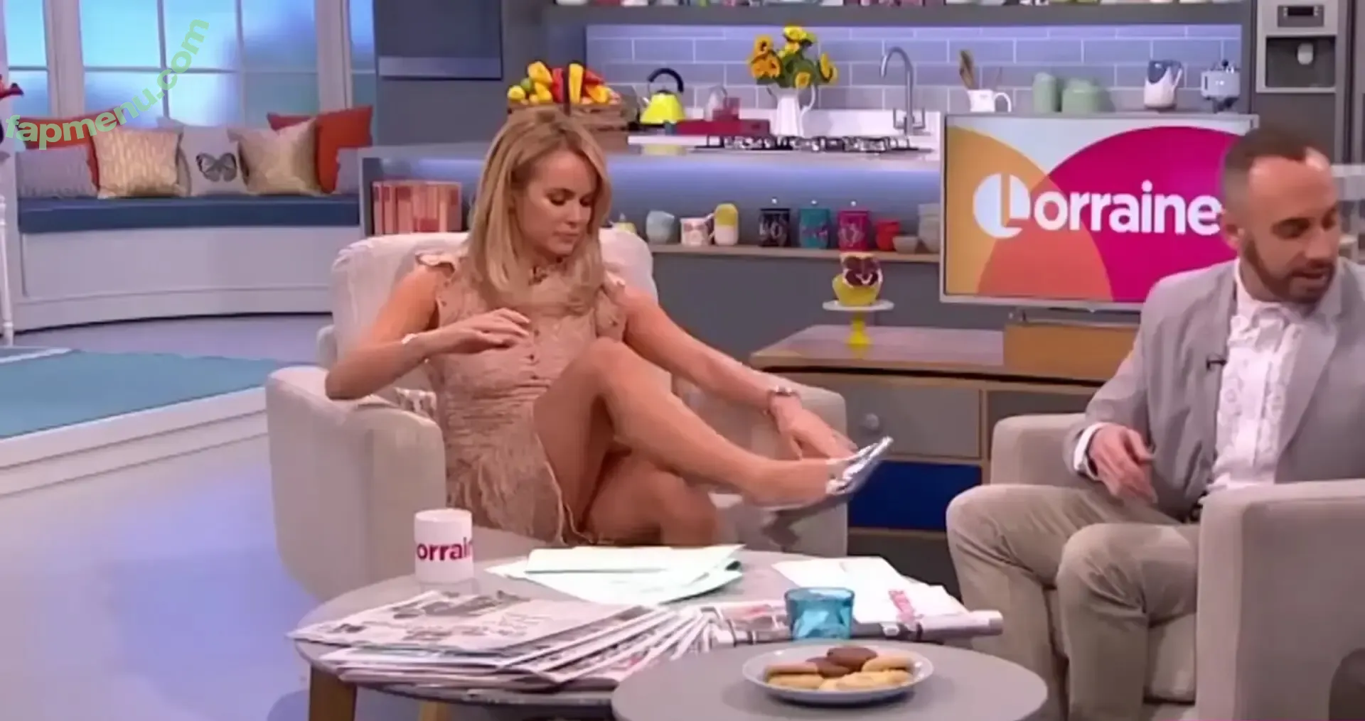 Amanda Holden nude photo #3630 (noholdenback)