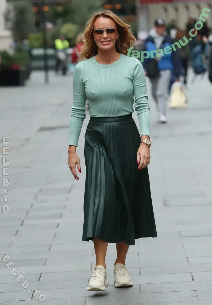 Amanda Holden nude photo #3681 (noholdenback)