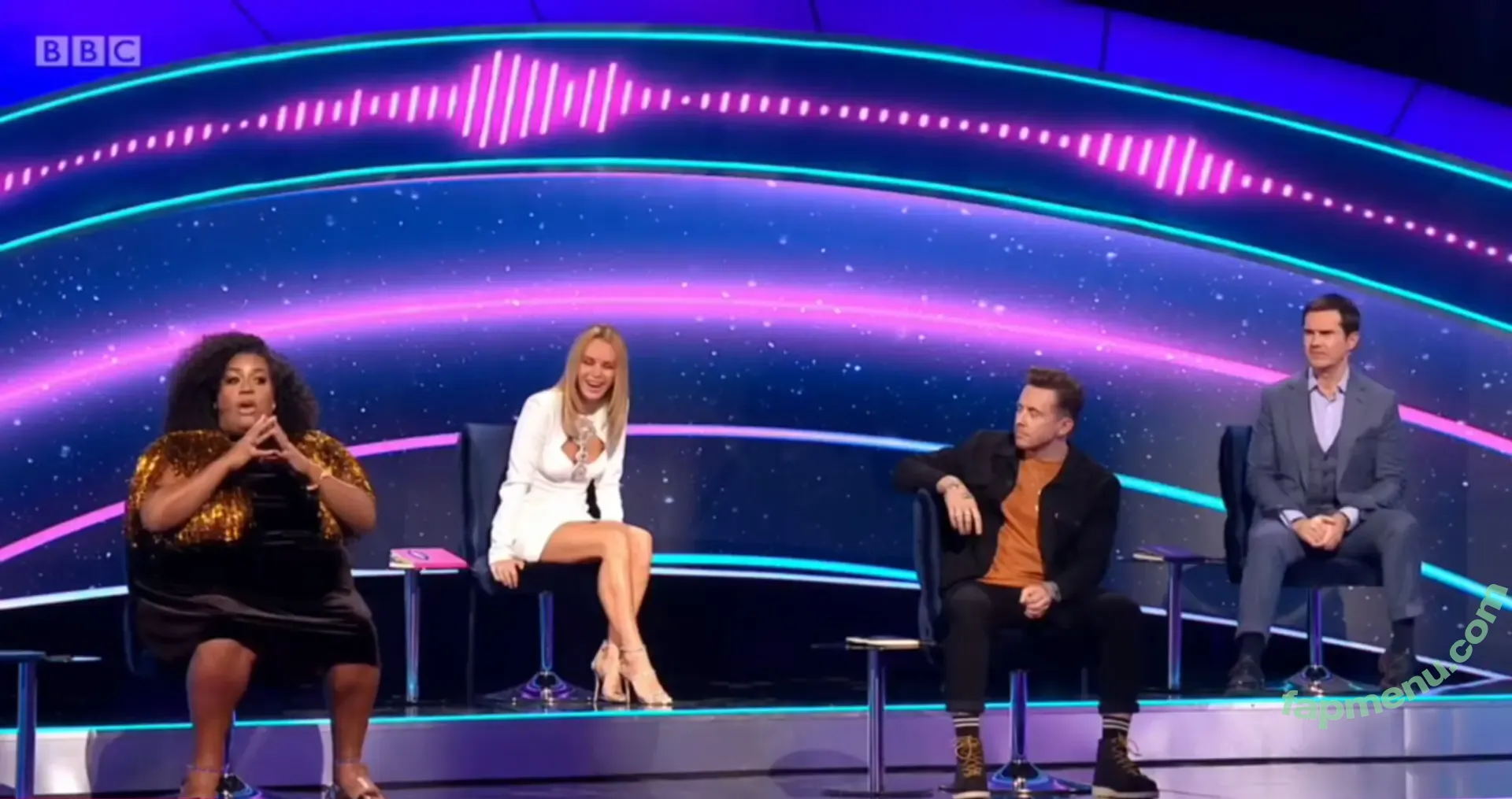 Amanda Holden nude photo #3716 (noholdenback)