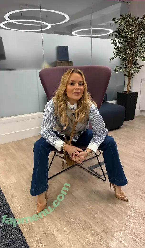 Amanda Holden nude photo #3718 (noholdenback)