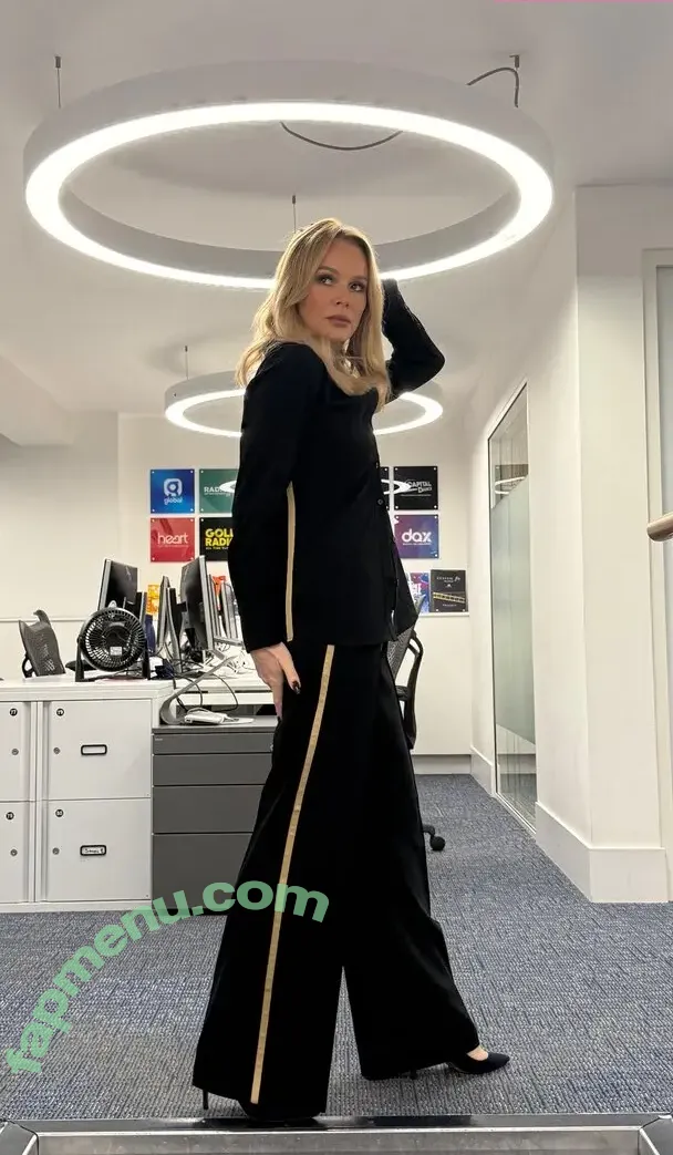 Amanda Holden nude photo #3722 (noholdenback)