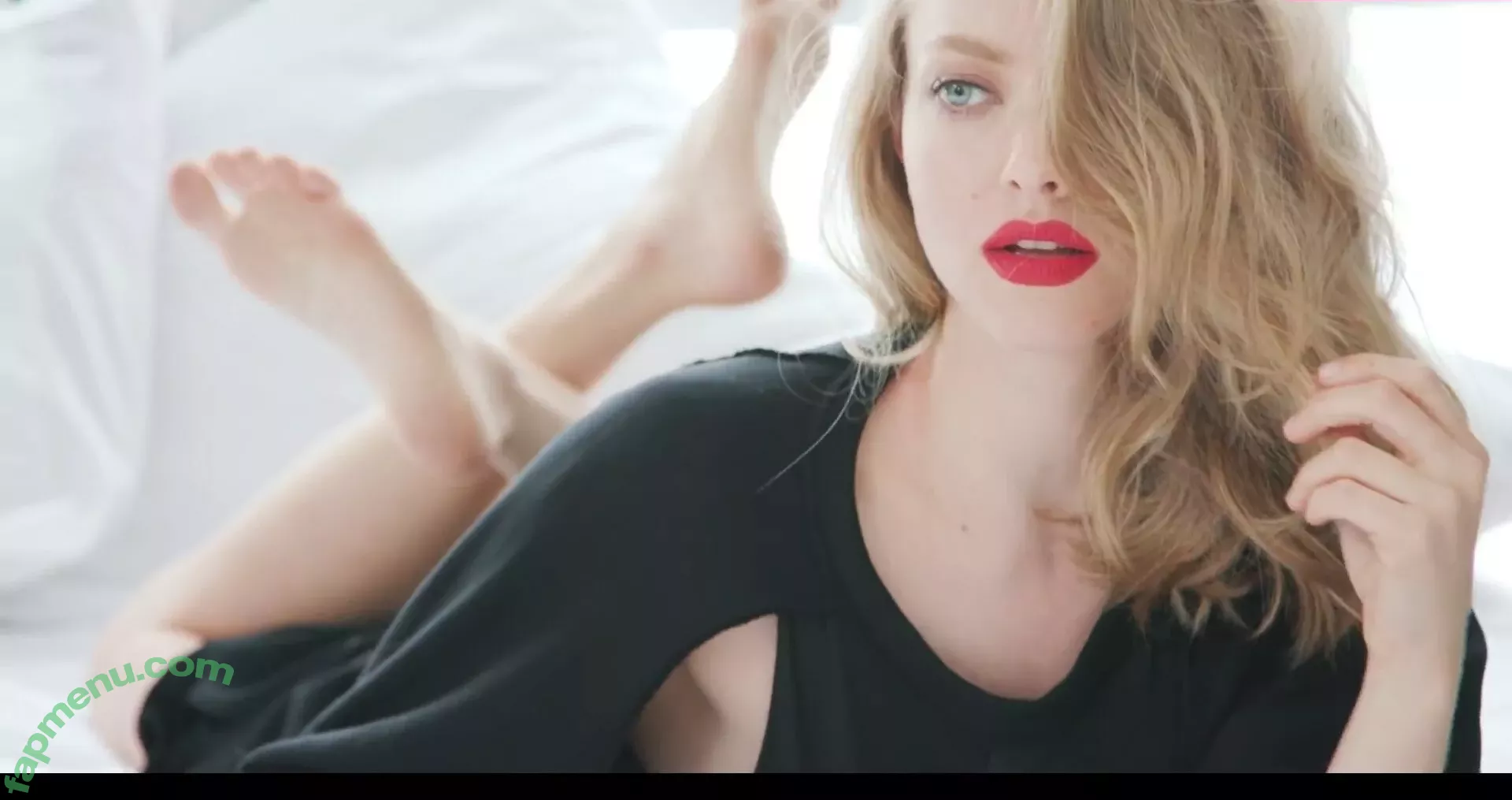 Amanda Seyfried nude photo #0030 (AmandaSeyfried / mingey)
