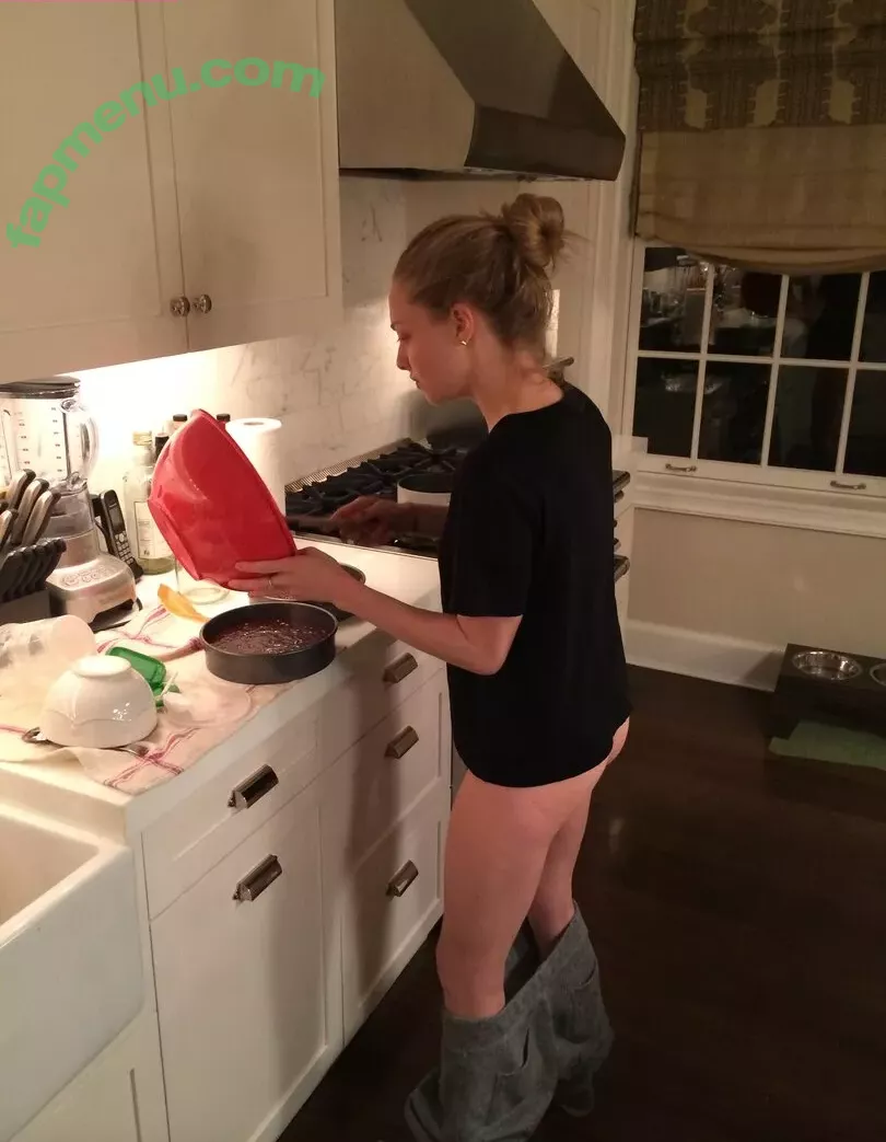 Amanda Seyfried nude photo #0054 (AmandaSeyfried / mingey)