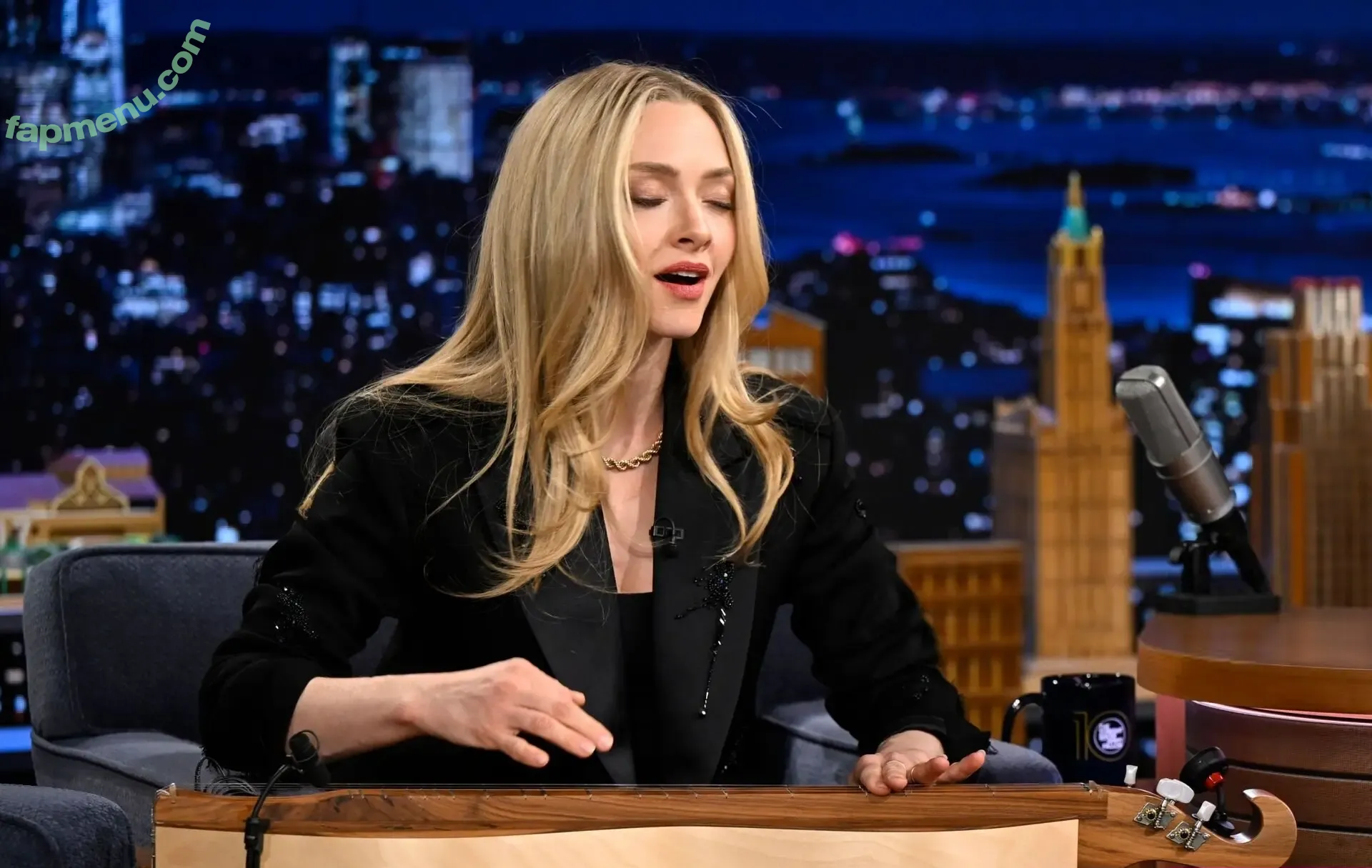Amanda Seyfried nude photo #0603 (AmandaSeyfried / mingey)