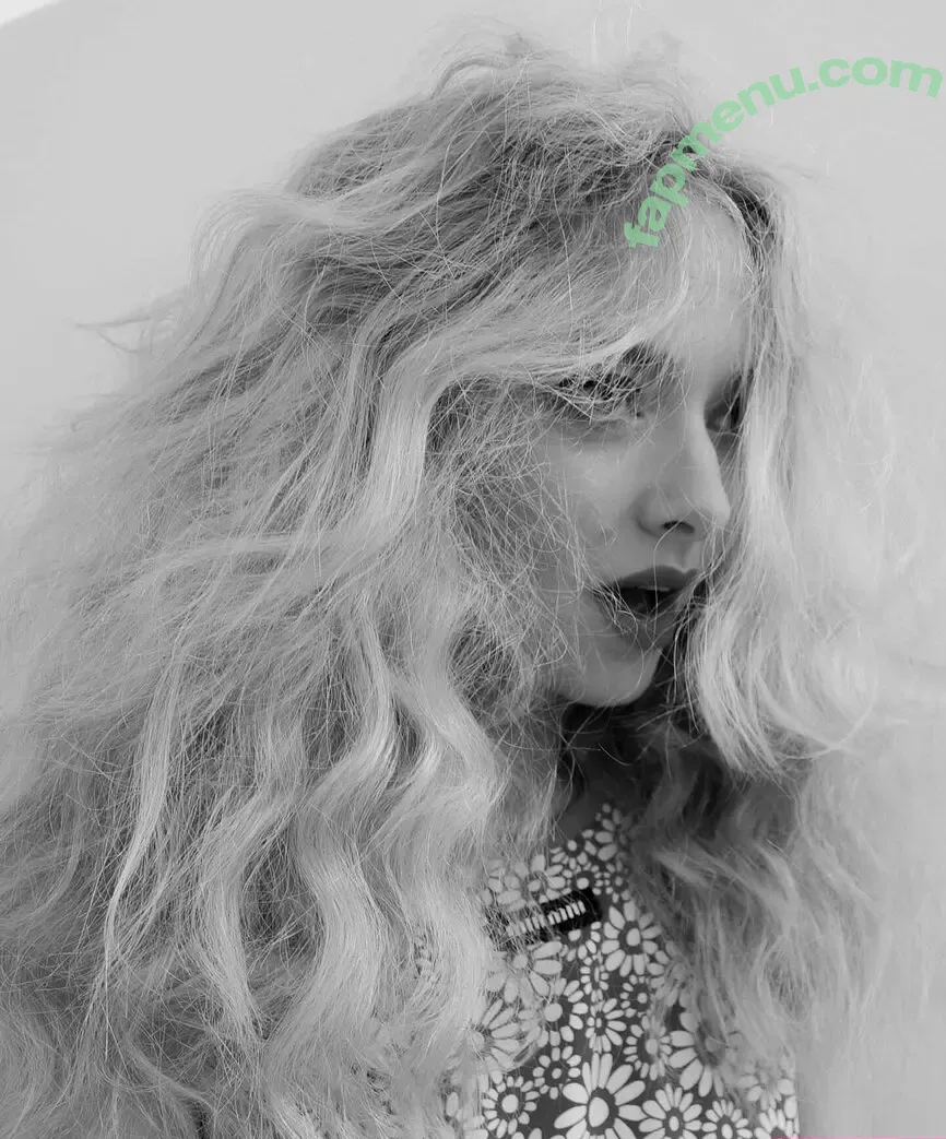 Amanda Seyfried nude photo #0793 (AmandaSeyfried / mingey)