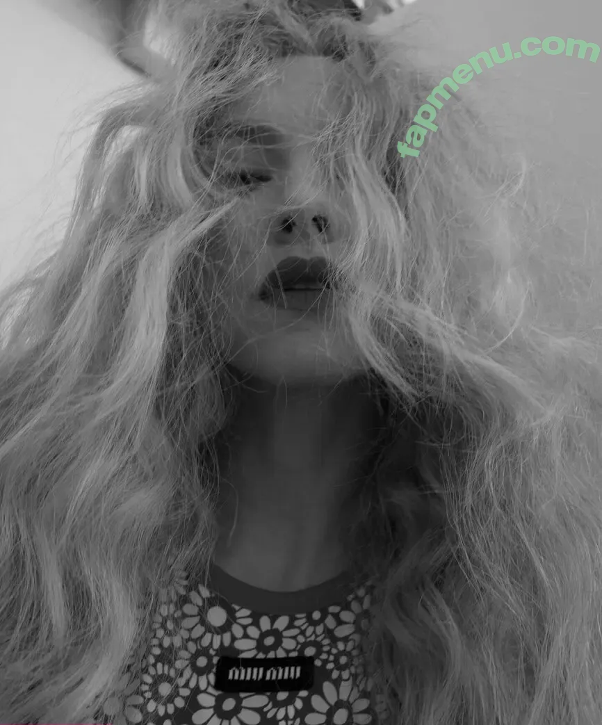 Amanda Seyfried nude photo #0795 (AmandaSeyfried / mingey)