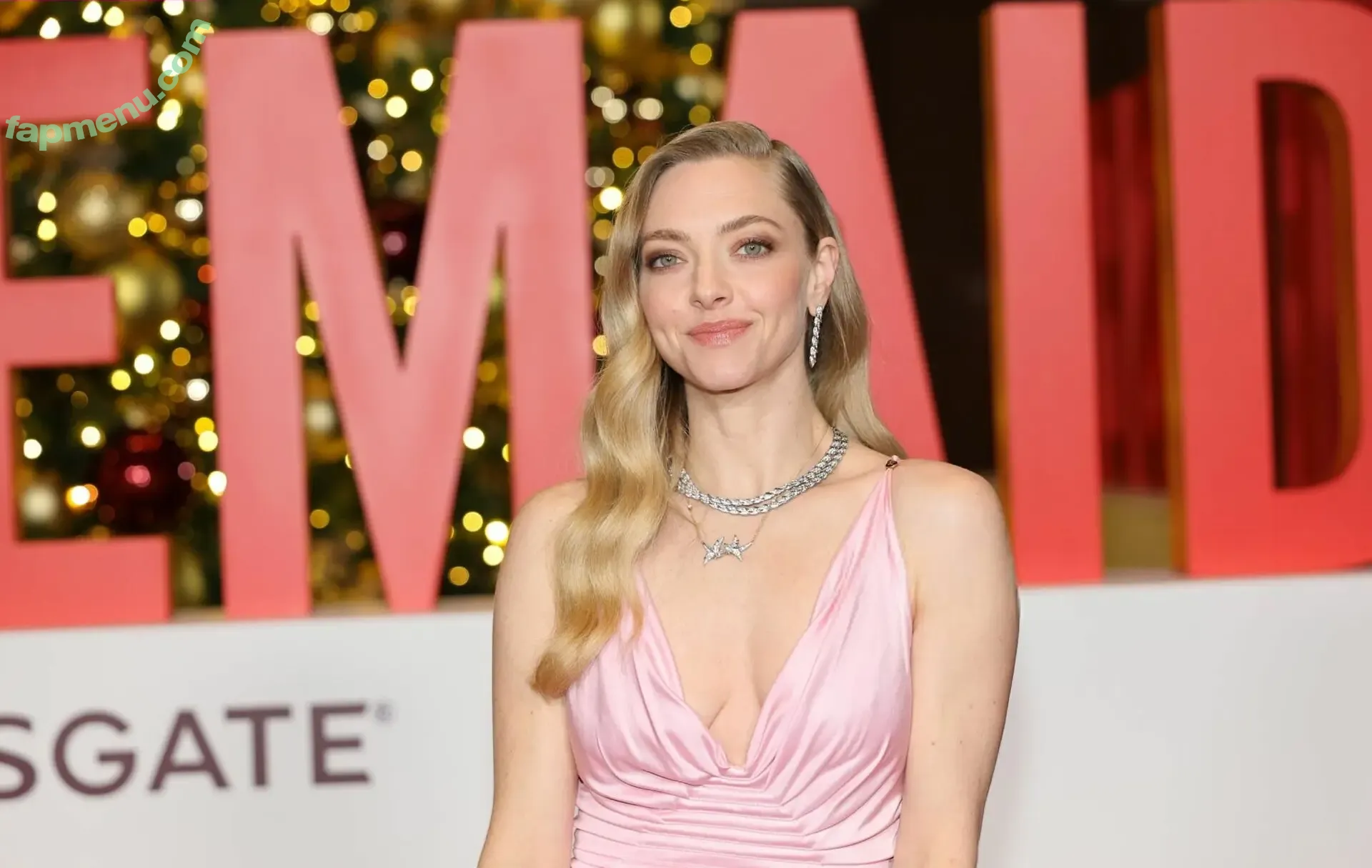 Amanda Seyfried nude photo #1115 (AmandaSeyfried / mingey)