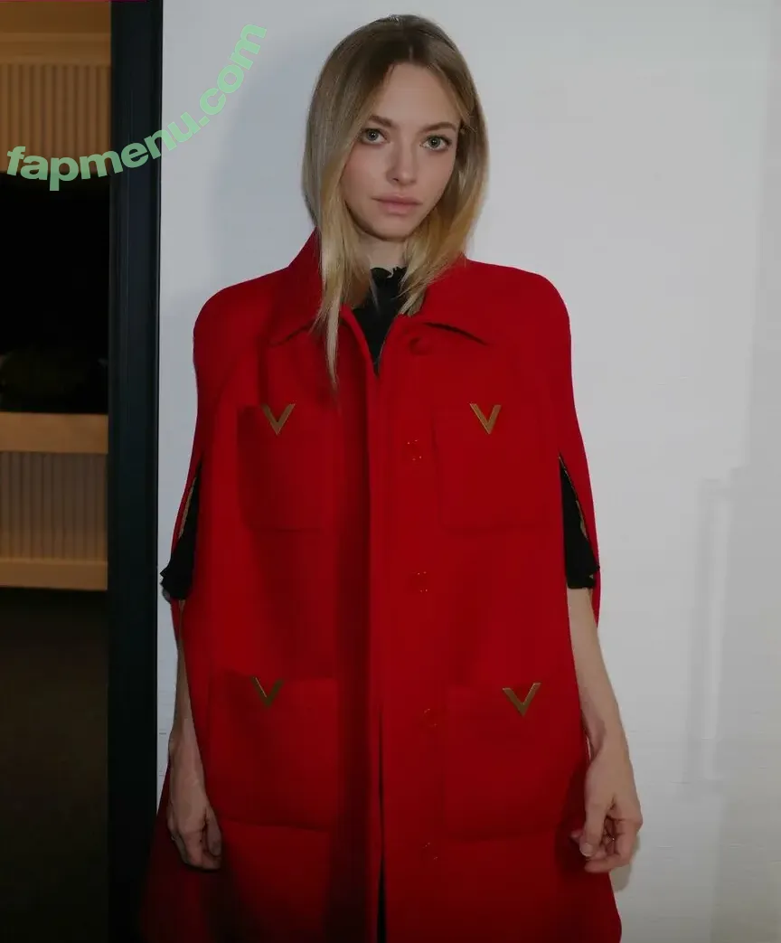 Amanda Seyfried nude photo #1221 (AmandaSeyfried / mingey)