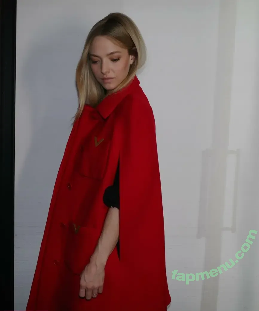 Amanda Seyfried nude photo #1222 (AmandaSeyfried / mingey)