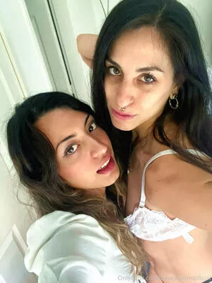 amayasornioficial / aniahsamia_ nude photo #0015