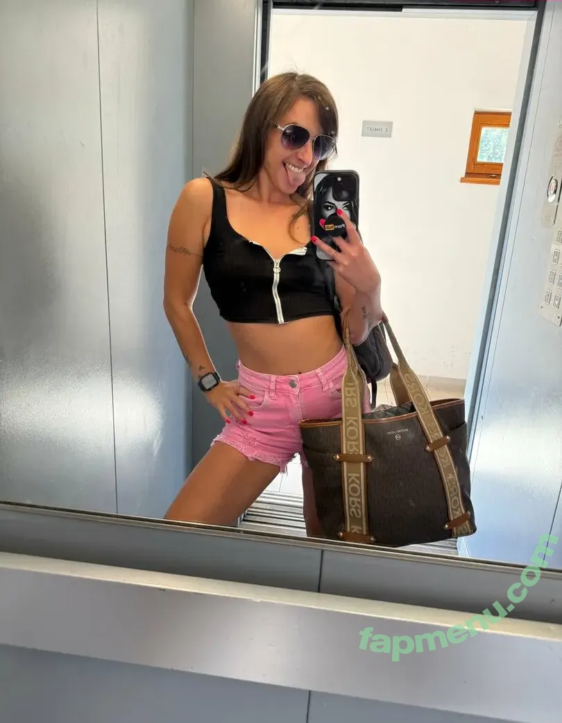 amirahadarax nude photo #0168 (amiraadarax)
