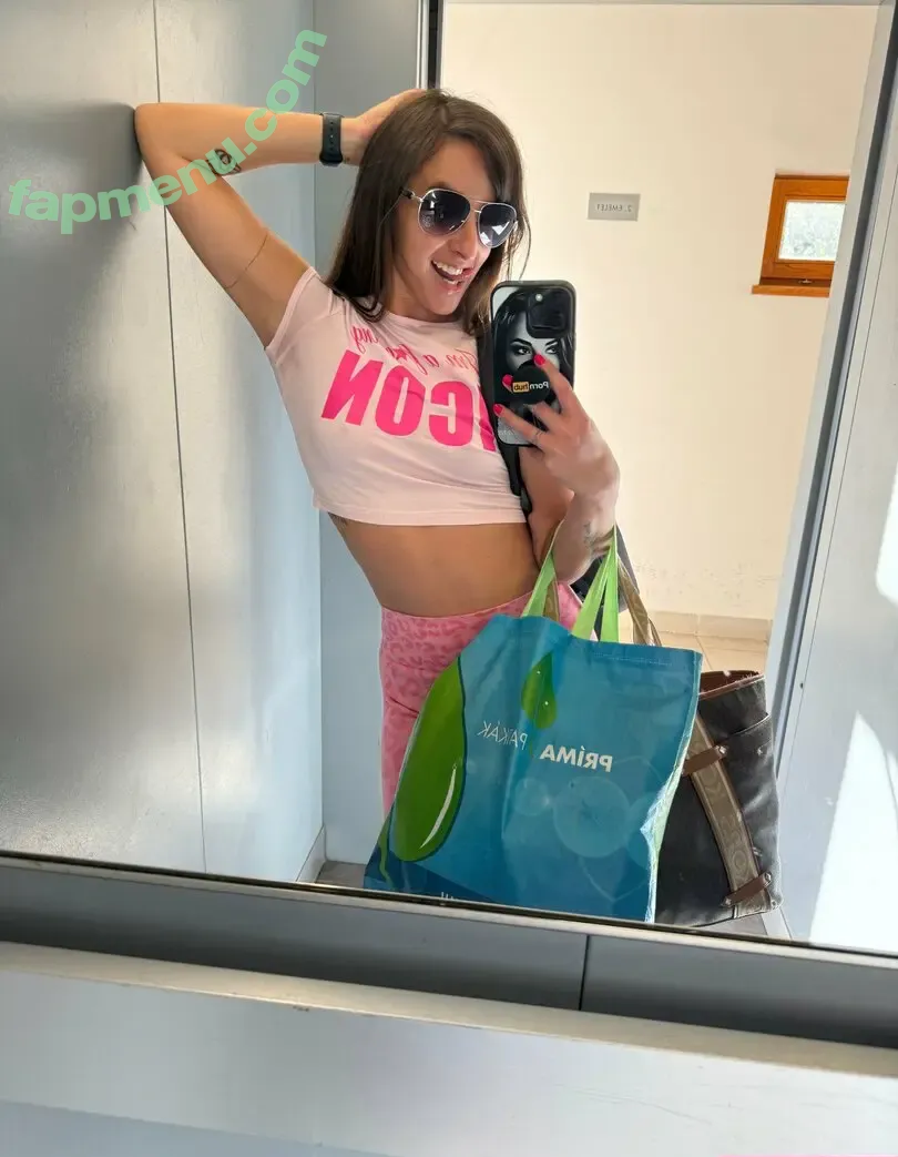 amirahadarax nude photo #0172 (amiraadarax)