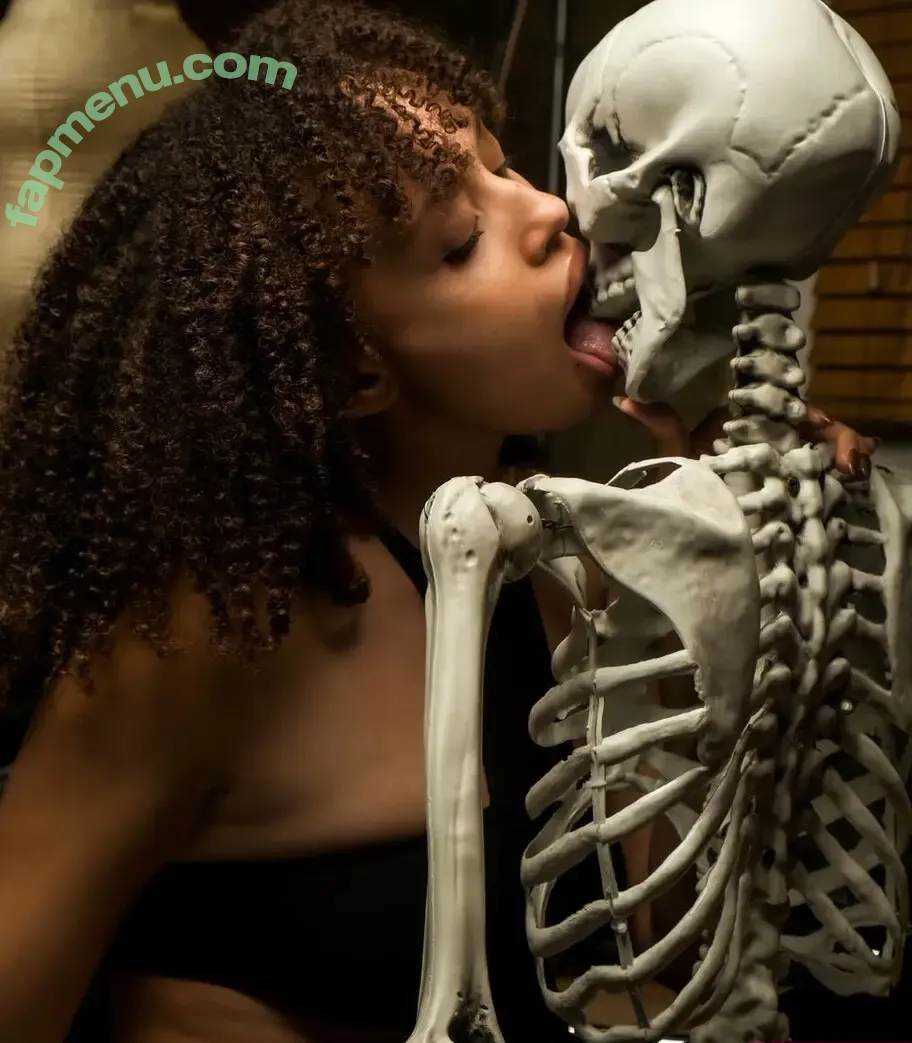 AmyMoretsele nude photo #0065 (Amy Moretsele / xx-alien)