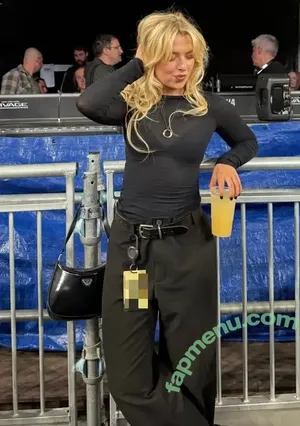 Anais Gallagher / gallagher_anais nude photo #0132