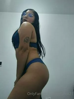 angelahot21 / lilhunee21 nude photo #0004