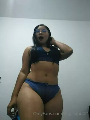 angelahot21 / lilhunee21 nude photo #0025