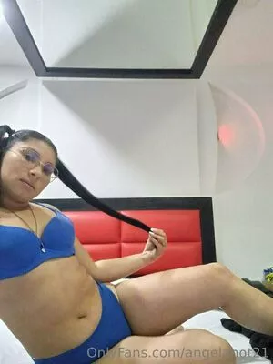 angelahot21 / lilhunee21 nude photo #0033