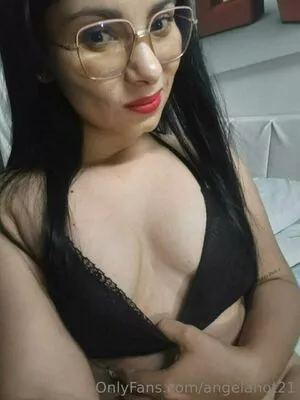 angelahot21 / lilhunee21 nude photo #0037