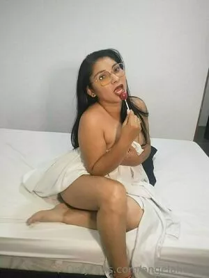 angelahot21 / lilhunee21 nude photo #0038