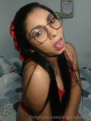 angelahot21 / lilhunee21 nude photo #0073