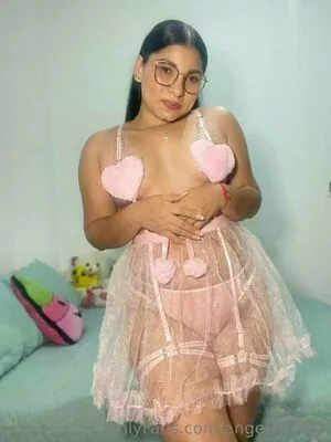 angelahot21 / lilhunee21 nude photo #0117