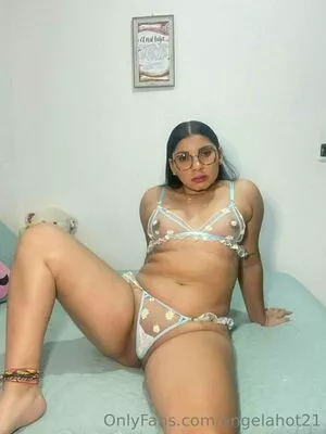 angelahot21 / lilhunee21 nude photo #0142