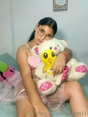 angelahot21 / lilhunee21 nude photo #0451