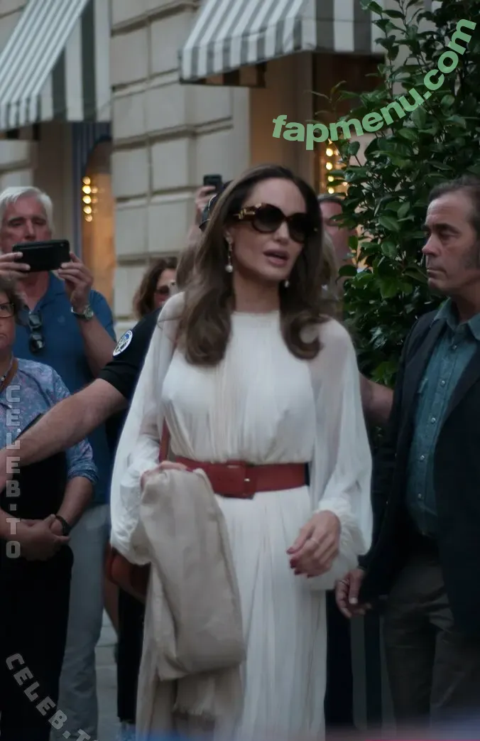 Angelina Jolie nude photo #0923 (Jolie1975 / angelinajolie)