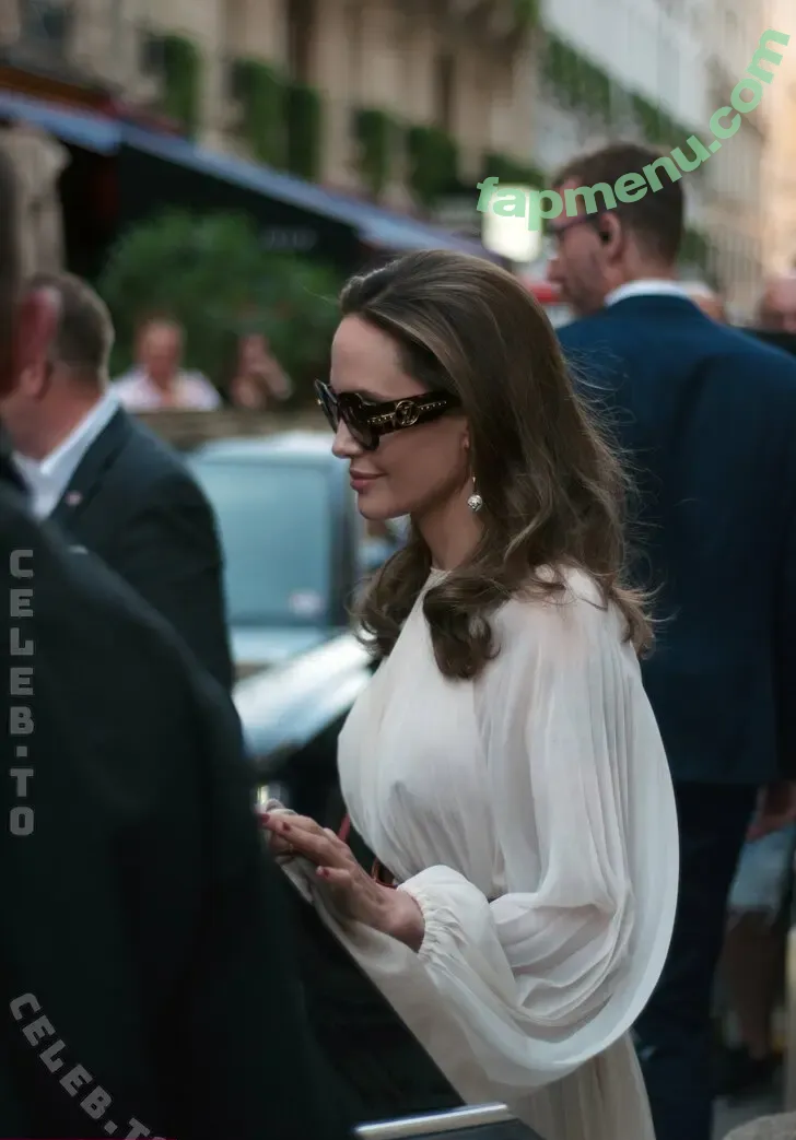 Angelina Jolie nude photo #0925 (Jolie1975 / angelinajolie)