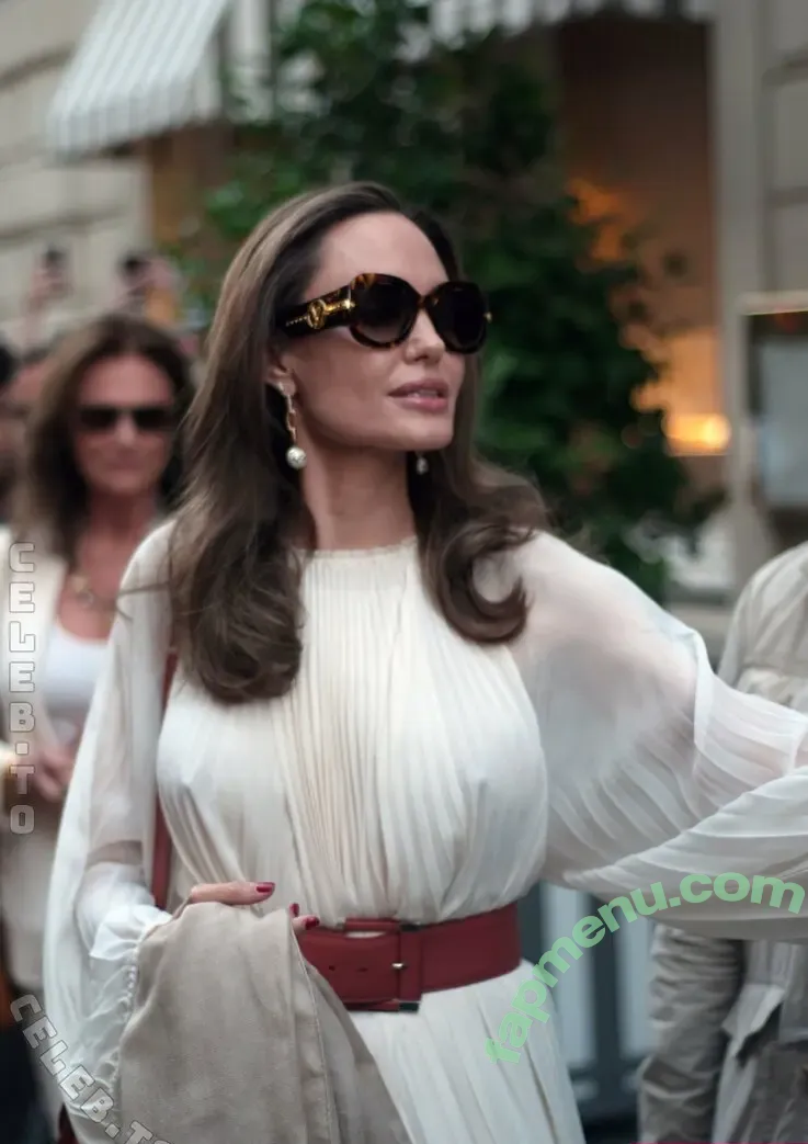 Angelina Jolie nude photo #0927 (Jolie1975 / angelinajolie)