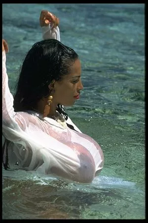 Angelique Dos Santos / Busty Angelique / karolhann nude photo #0057