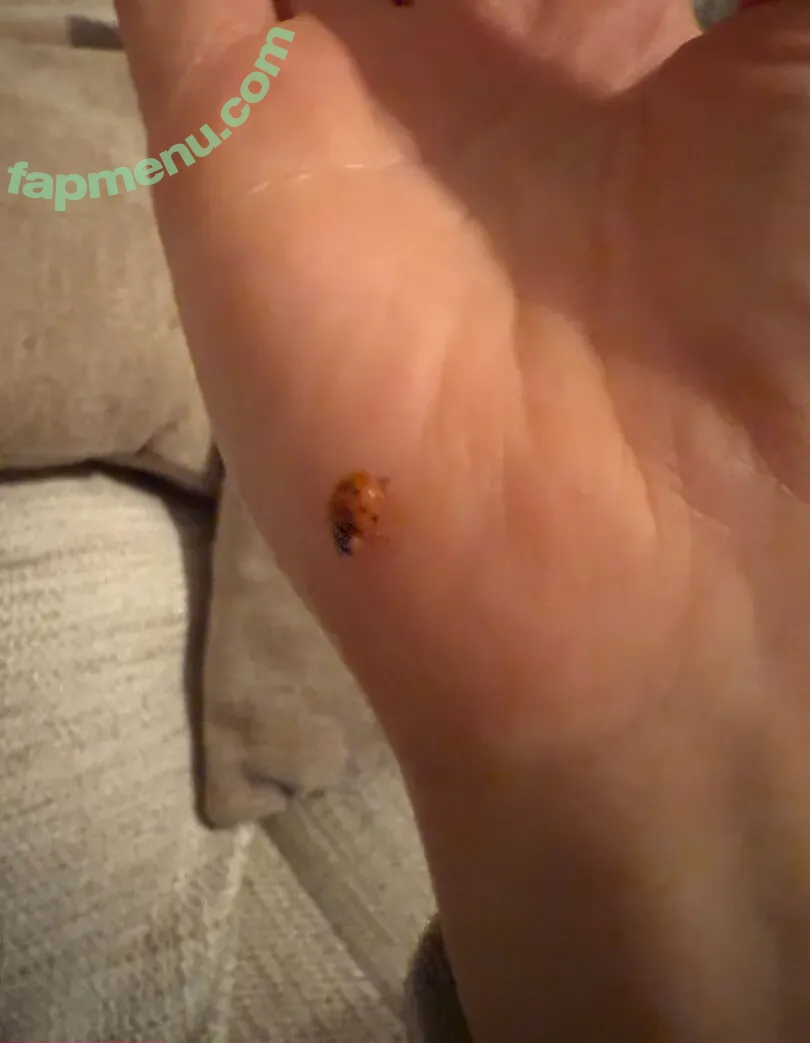 annaoswaldsk8qn nude photo #0066 (annaoswald)