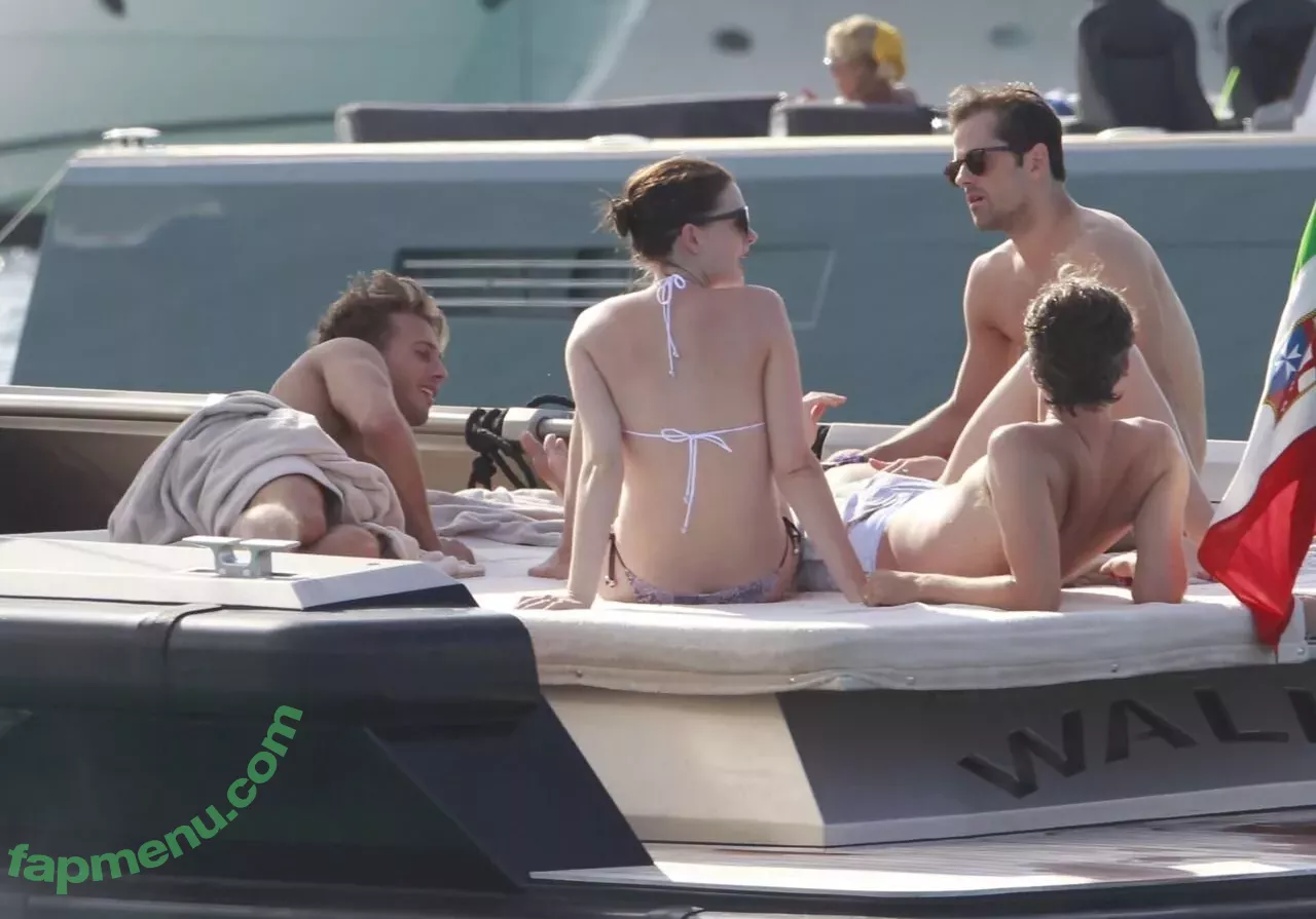 Anne Hathaway nude photo #1848 (ahathawaynews / annehathaway / heatherannie)