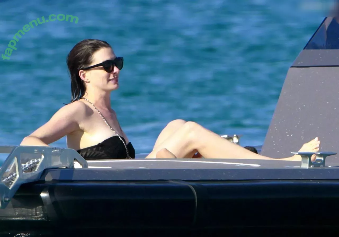 Anne Hathaway nude photo #1855 (ahathawaynews / annehathaway / heatherannie)