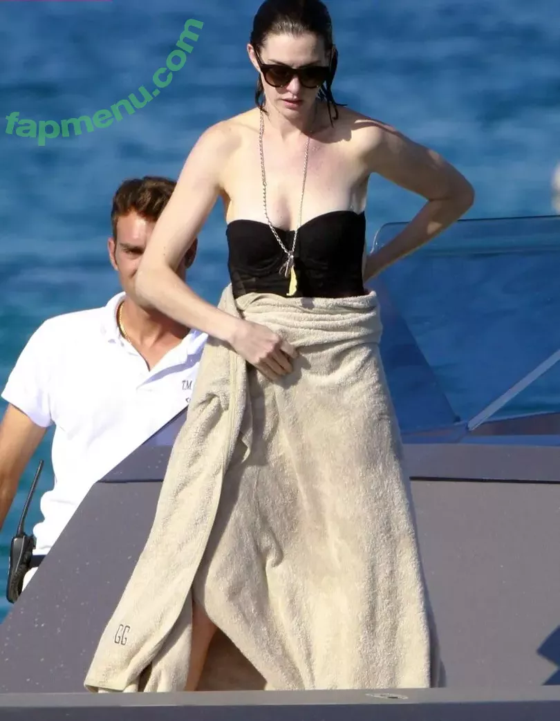 Anne Hathaway nude photo #1860 (ahathawaynews / annehathaway / heatherannie)