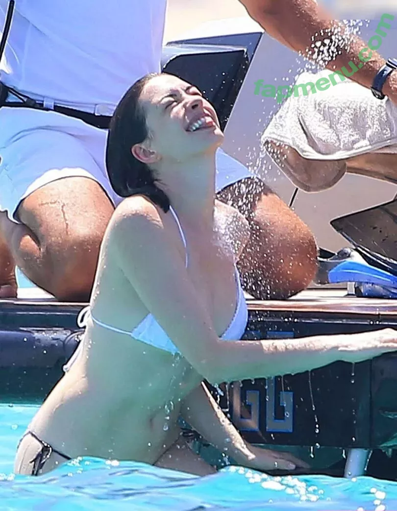 Anne Hathaway nude photo #1870 (ahathawaynews / annehathaway / heatherannie)