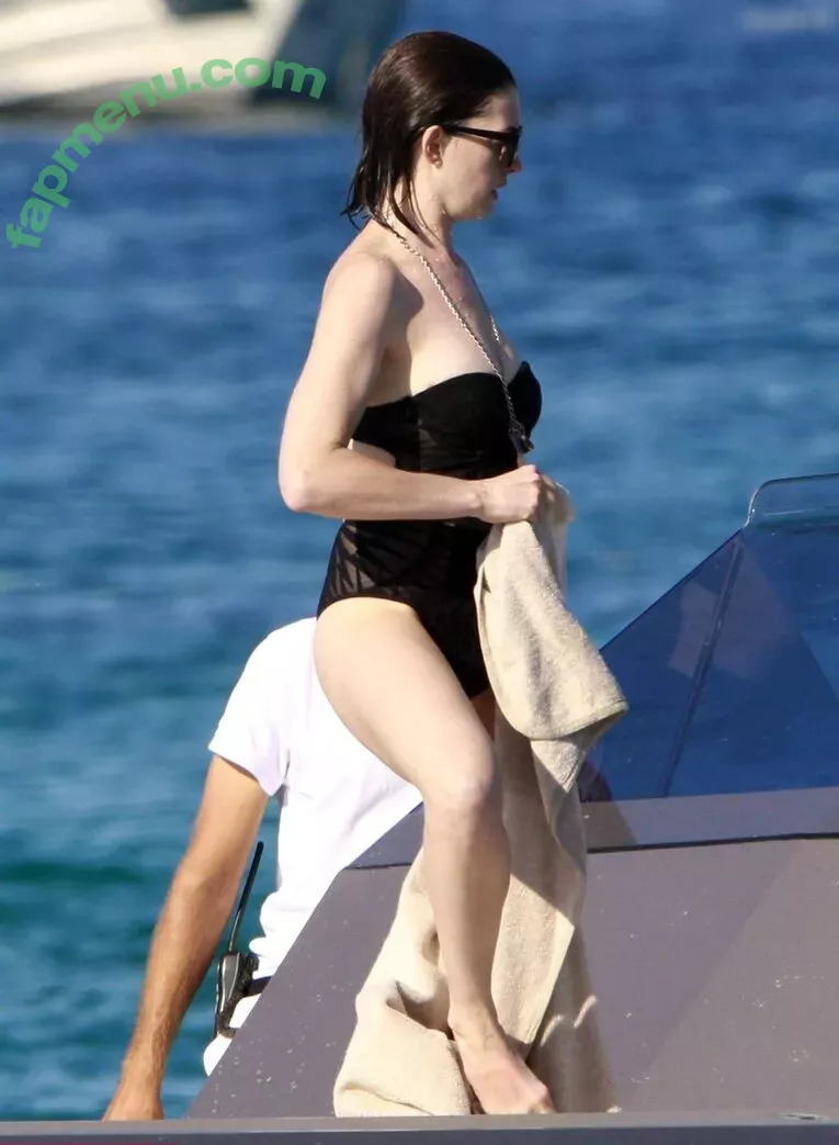 Anne Hathaway nude photo #1871 (ahathawaynews / annehathaway / heatherannie)