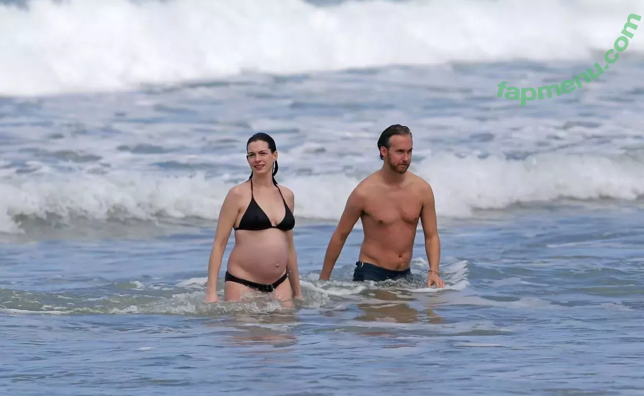 Anne Hathaway nude photo #1896 (ahathawaynews / annehathaway / heatherannie)