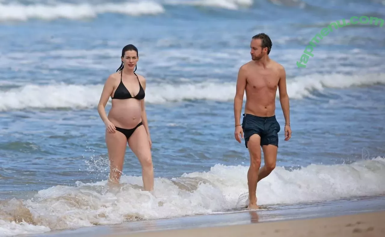 Anne Hathaway nude photo #1901 (ahathawaynews / annehathaway / heatherannie)
