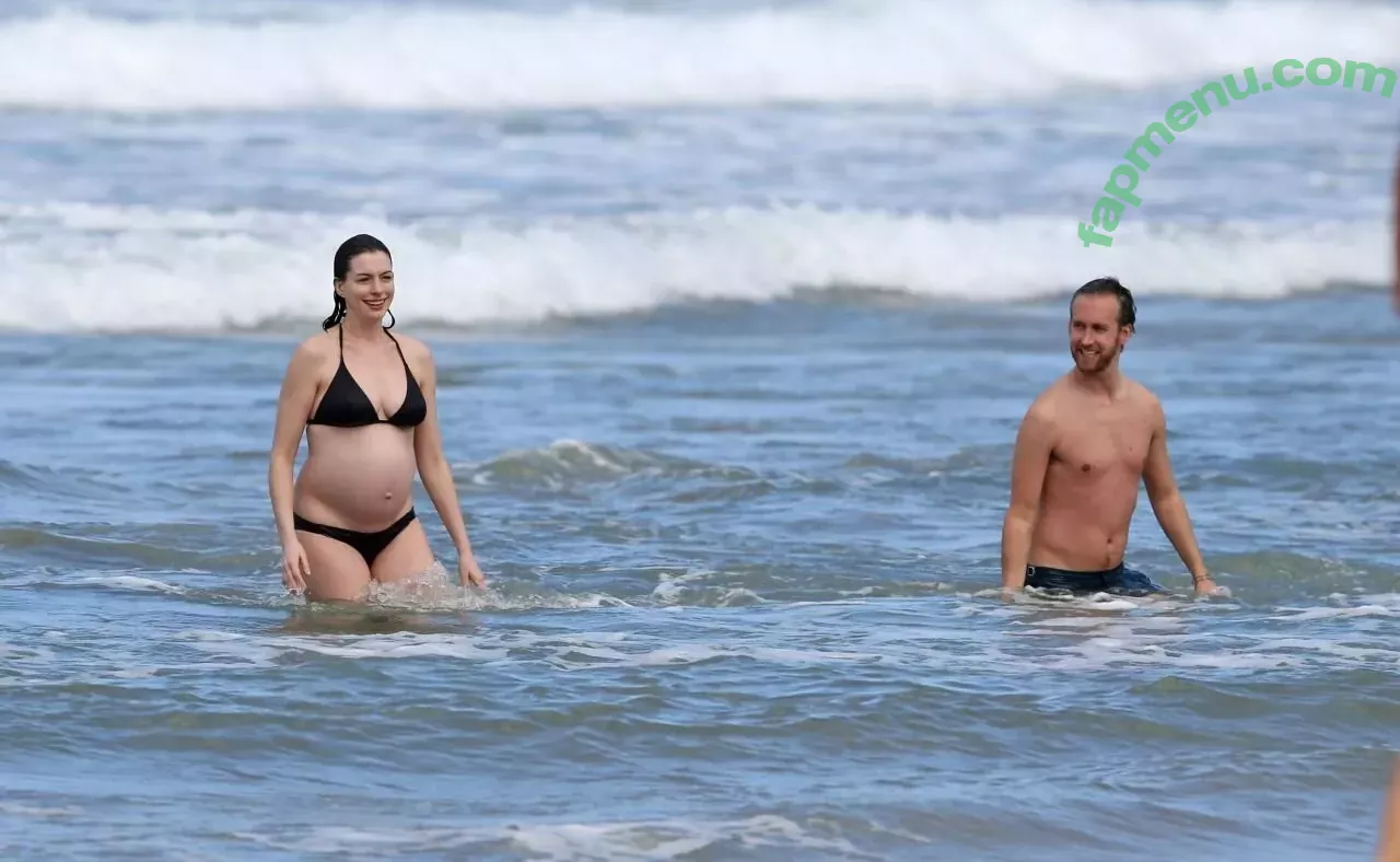 Anne Hathaway nude photo #1907 (ahathawaynews / annehathaway / heatherannie)