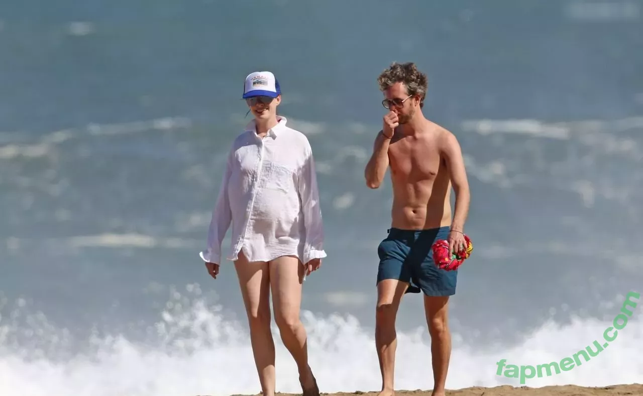 Anne Hathaway nude photo #1914 (ahathawaynews / annehathaway / heatherannie)