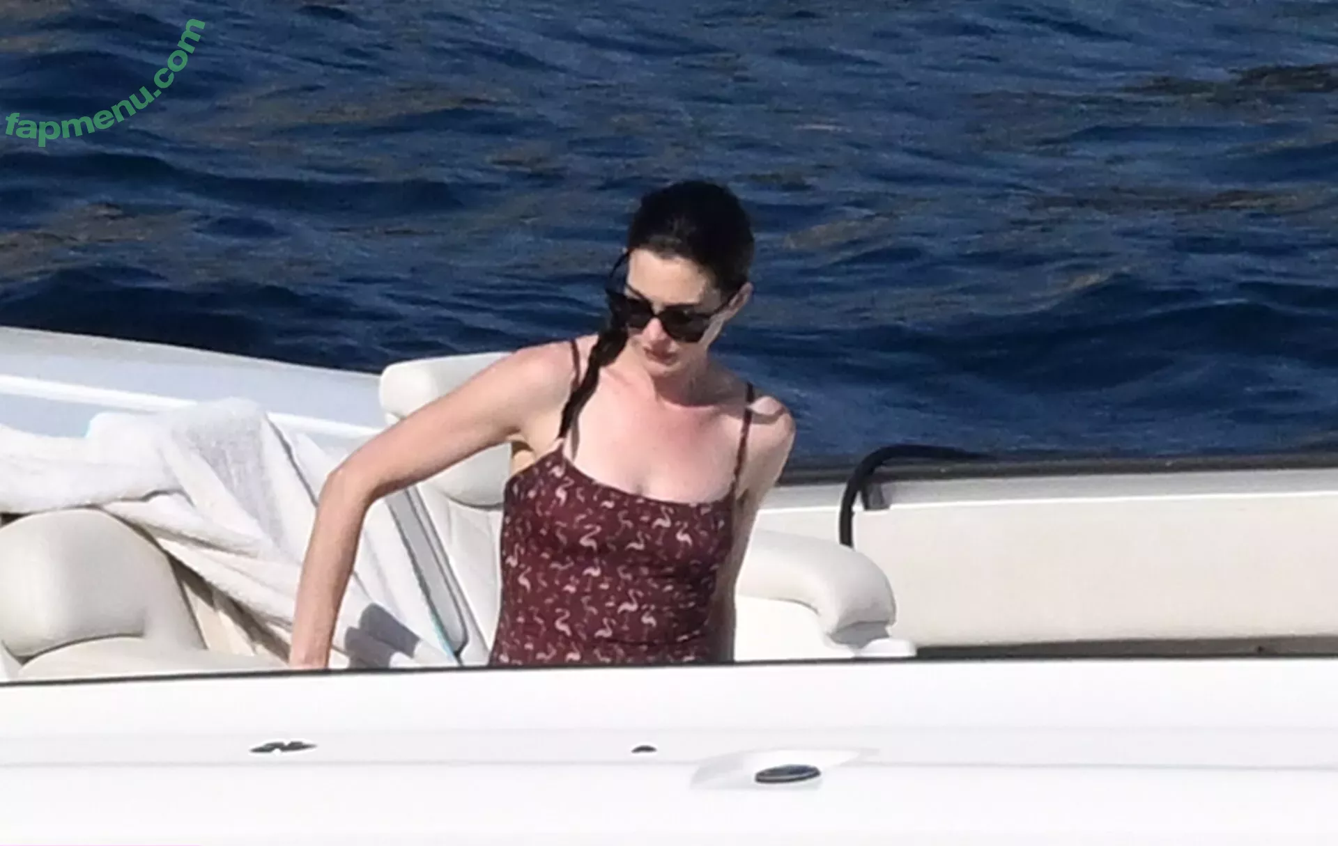 Anne Hathaway nude photo #2097 (ahathawaynews / annehathaway / heatherannie)