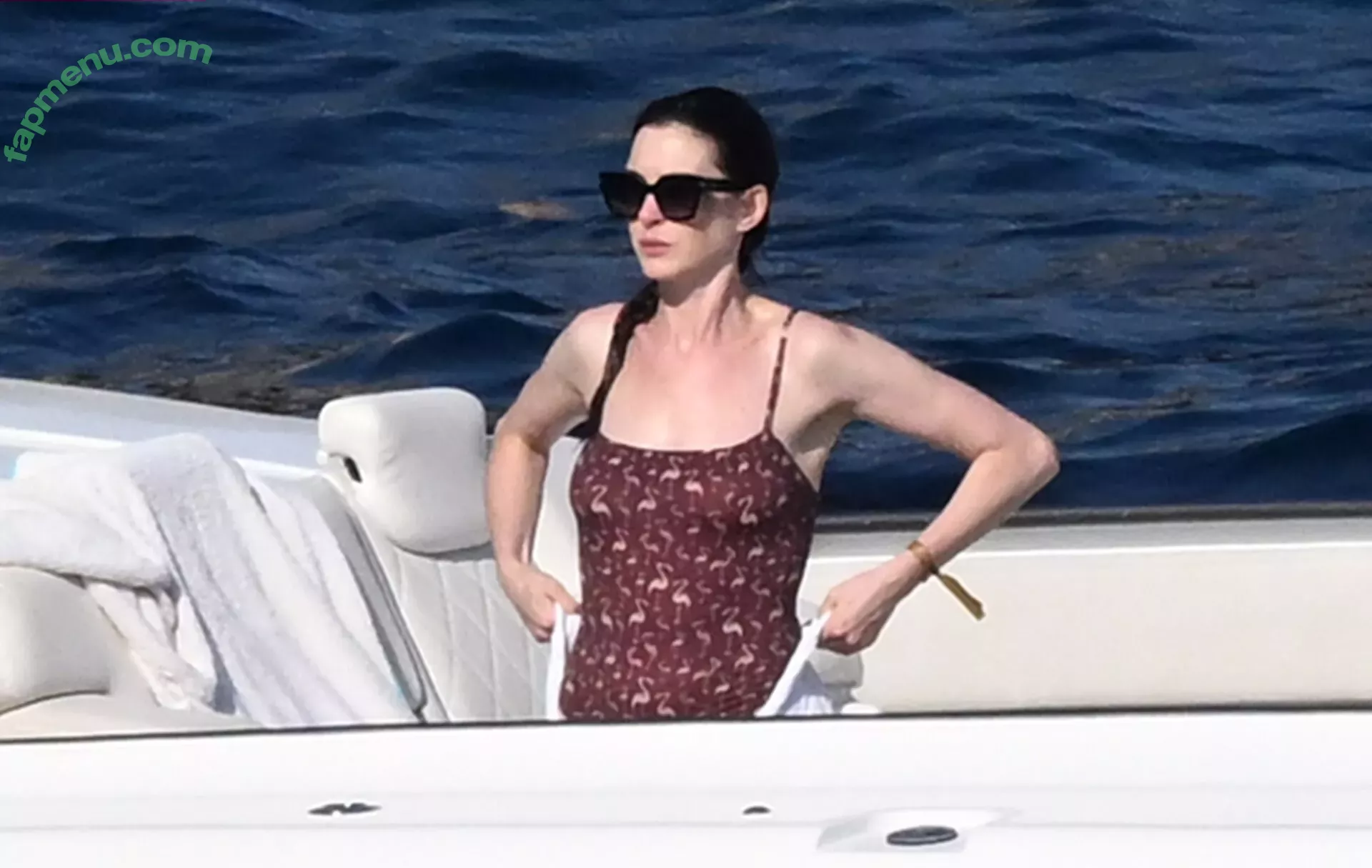 Anne Hathaway nude photo #2113 (ahathawaynews / annehathaway / heatherannie)