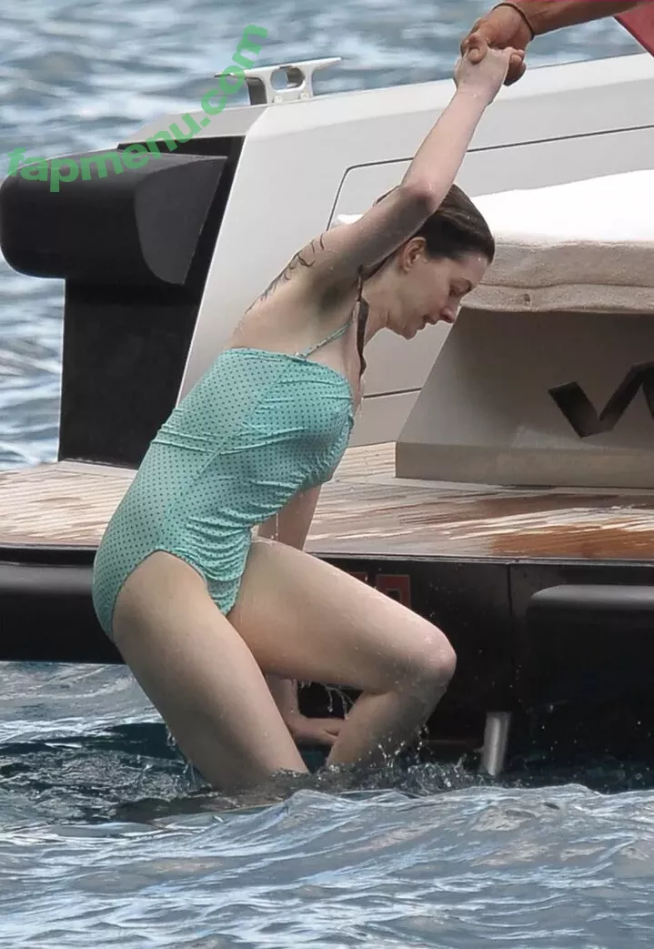 Anne Hathaway nude photo #2126 (ahathawaynews / annehathaway / heatherannie)