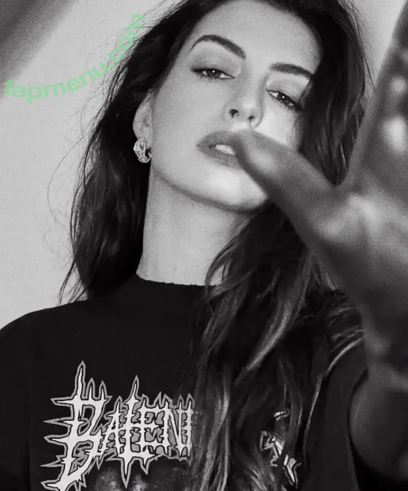 Anne Hathaway nude photo #2545 (ahathawaynews / annehathaway / heatherannie)