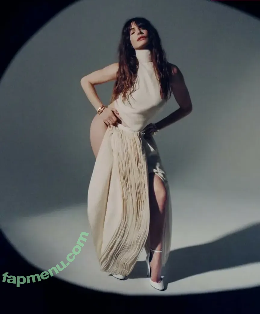 Anne Hathaway nude photo #2557 (ahathawaynews / annehathaway / heatherannie)