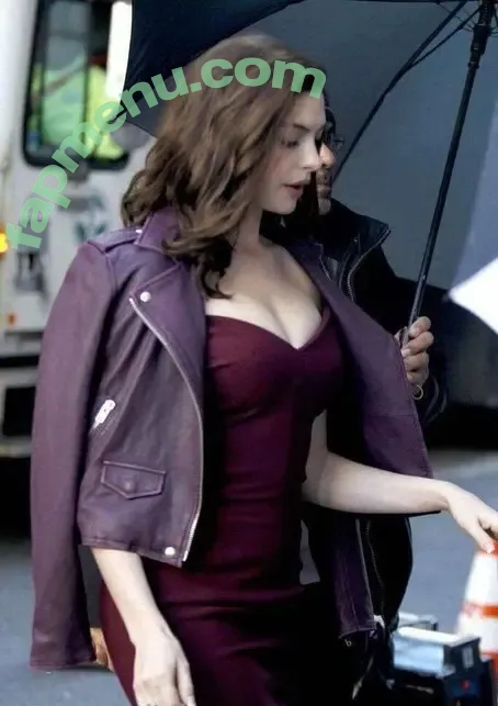 Anne Hathaway nude photo #2567 (ahathawaynews / annehathaway / heatherannie)