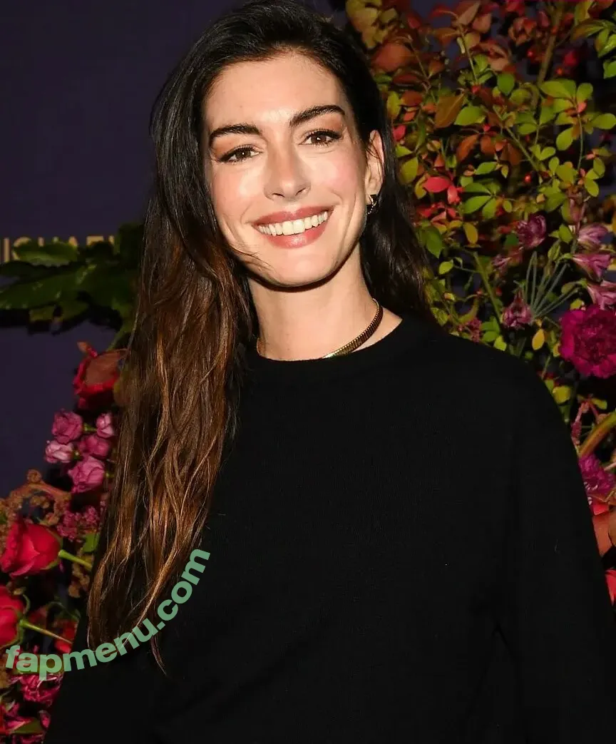 Anne Hathaway nude photo #2584 (ahathawaynews / annehathaway / heatherannie)