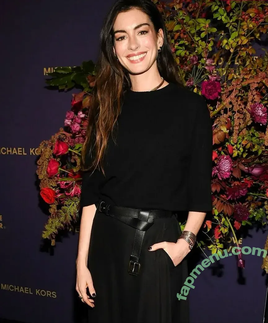 Anne Hathaway nude photo #2585 (ahathawaynews / annehathaway / heatherannie)